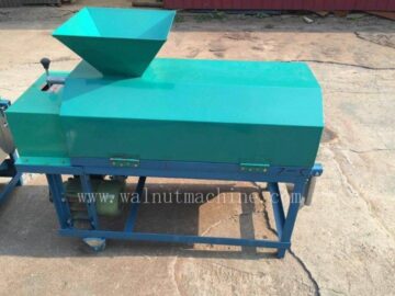 Green walnut peeling cleaning machine