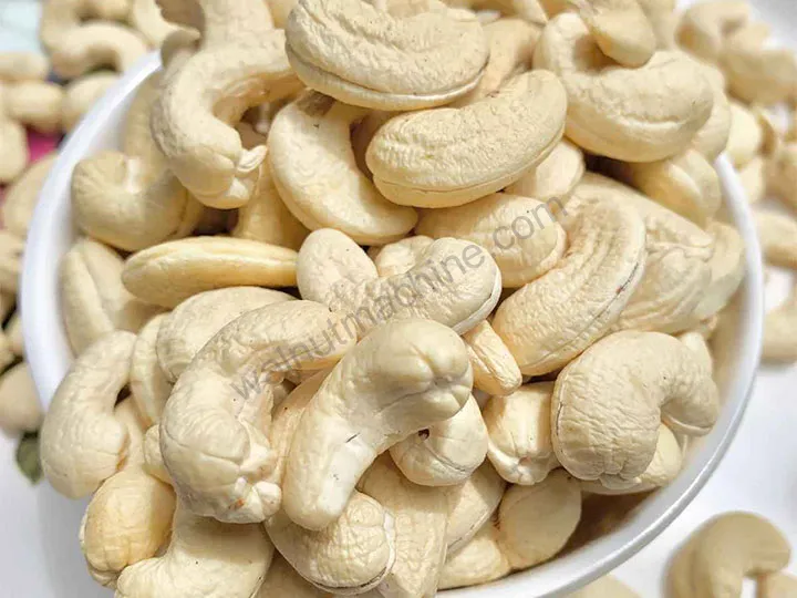 Peeled cashew kernels