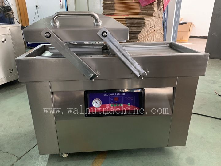 Vacuum packaging machine