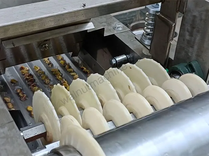 Wet Type Peanut Peeling Machine 7 Rubber roller peeling