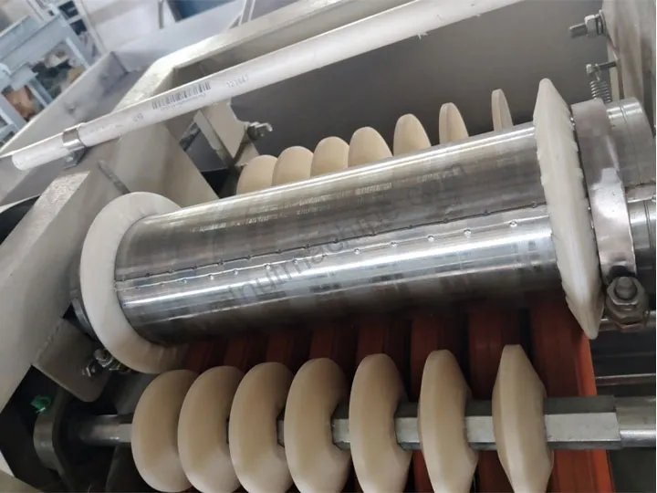 Wet Type Peanut Peeling Machine 3 Rubber roller